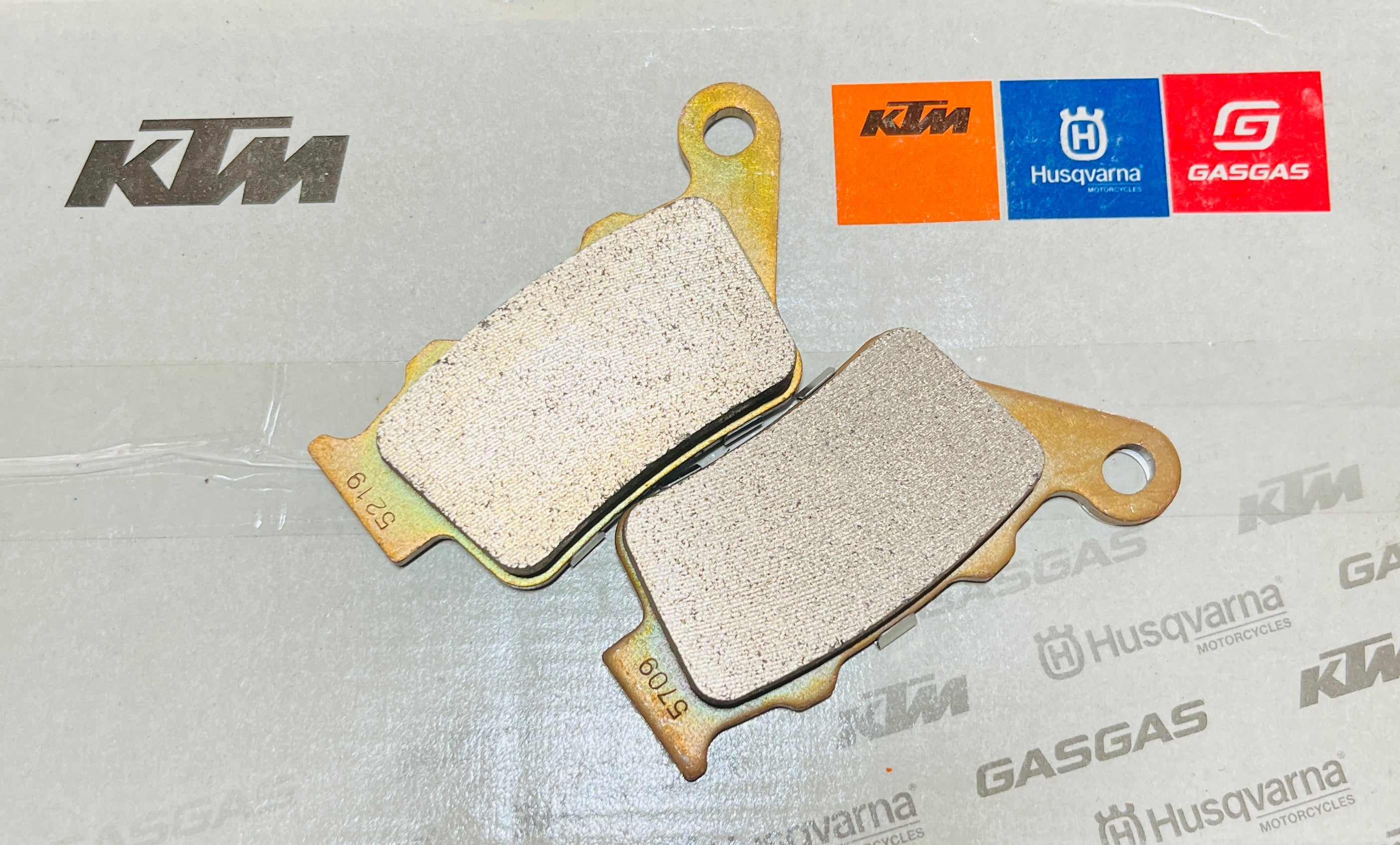 SINTERED BREMBO REAR BRAKE
PAD-DUKE/RC/ADVENTURE/HUSQVARNA /BAJAJ/ROYAL ENFIELD/YAMAHA
FZ/R15 -V3/HARLEY-DAVIDSON